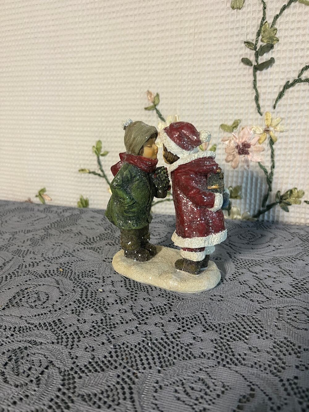 Victorian Kissing Kids Christmas Figurine Resin Boy Girl Mistletoe Snow Base